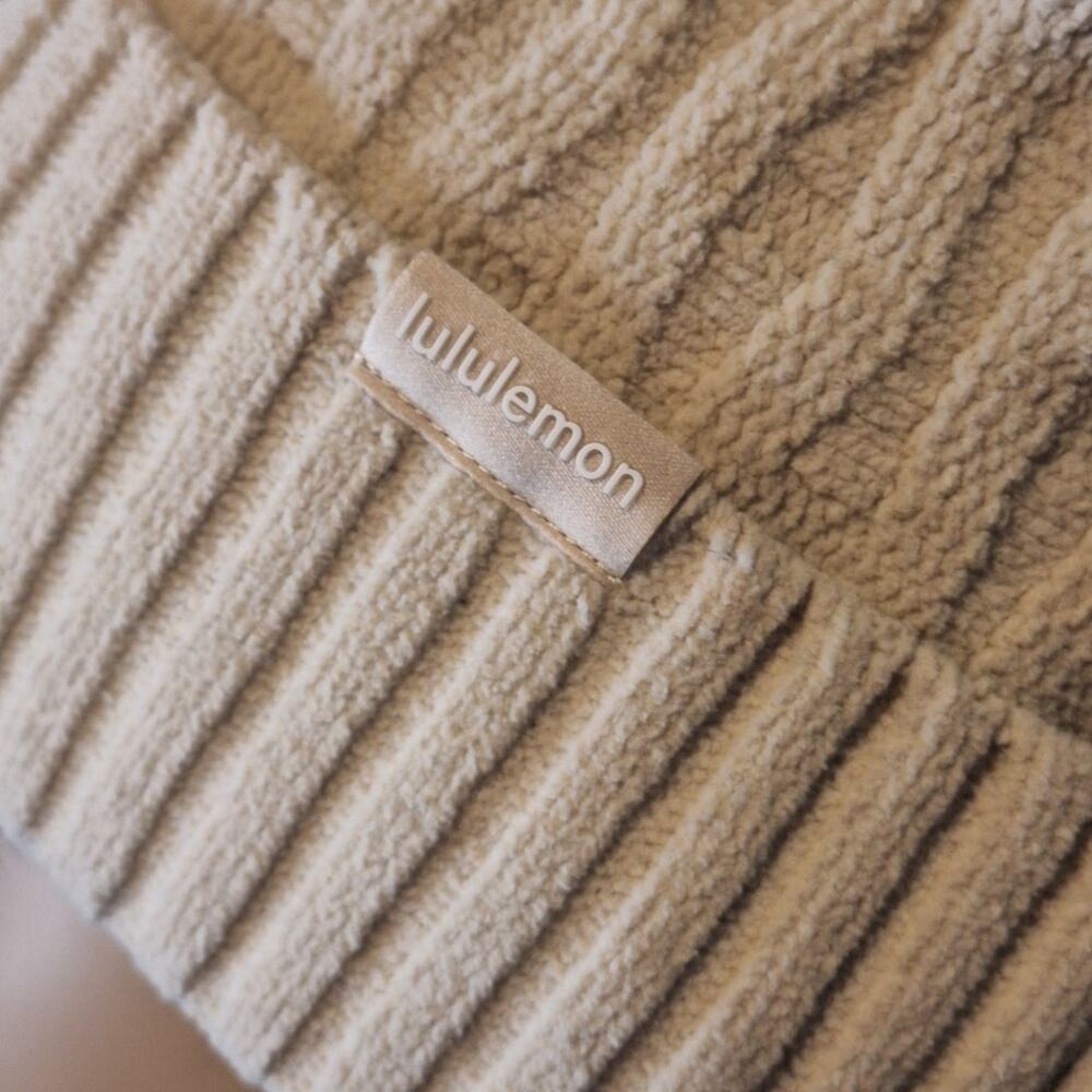 Lululemon Cable Knit Pom Beanie Women's OSFM Cream Outdoor Gorpcore Cozycore - Picture 4 of 9